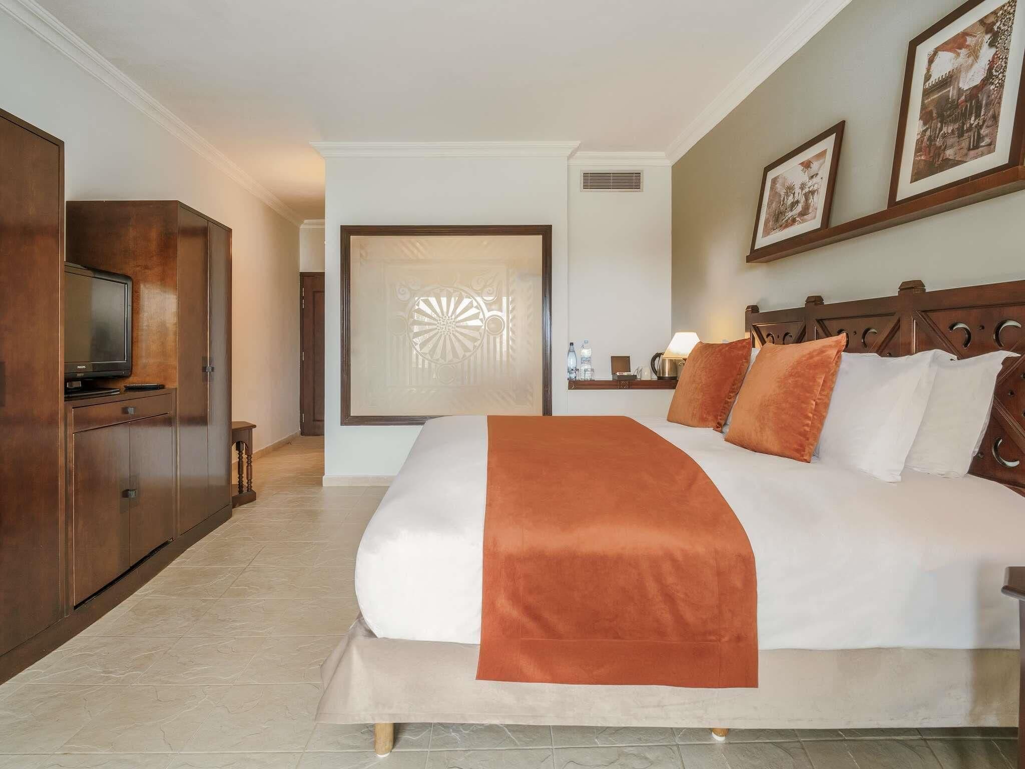 Deluxe kamer, 1 kingsize bed, uitzicht op zwembad | Lakens van Egyptisch katoen, luxe beddengoed, een minibar