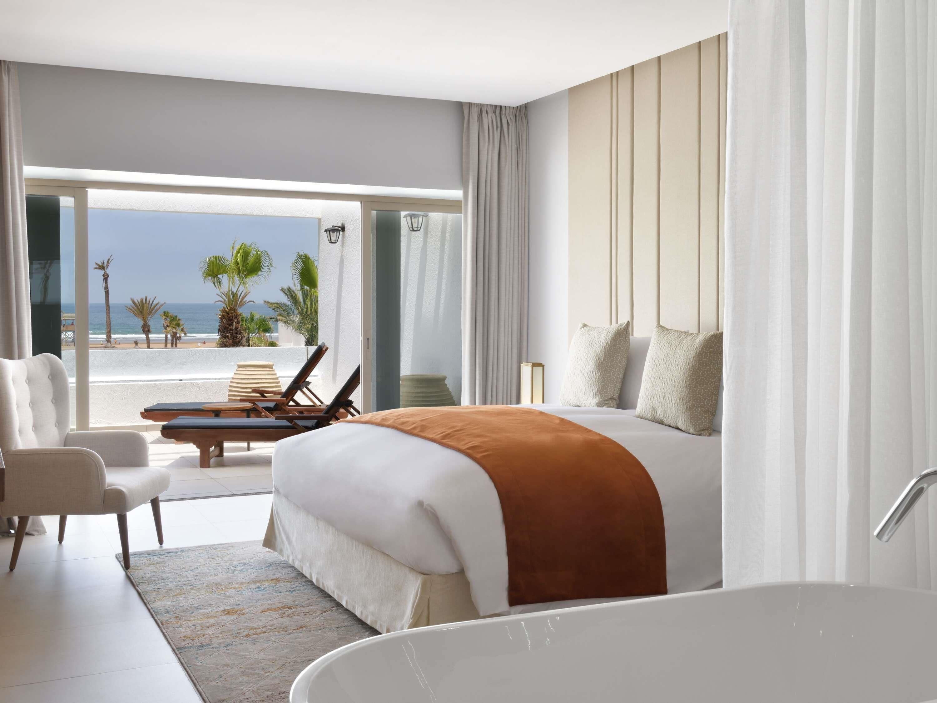 Suite, 1 kingsize bed, terras, uitzicht op zee (Privilege) | Lakens van Egyptisch katoen, luxe beddengoed, een minibar