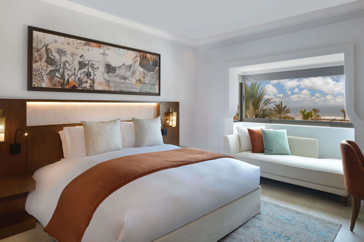 Habitación Deluxe, 1 cama King size, vista al océano (and Pool View) | Sábanas de algodón egipcio, ropa de cama de alta calidad y minibar