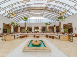 3 bares, salón en el lobby