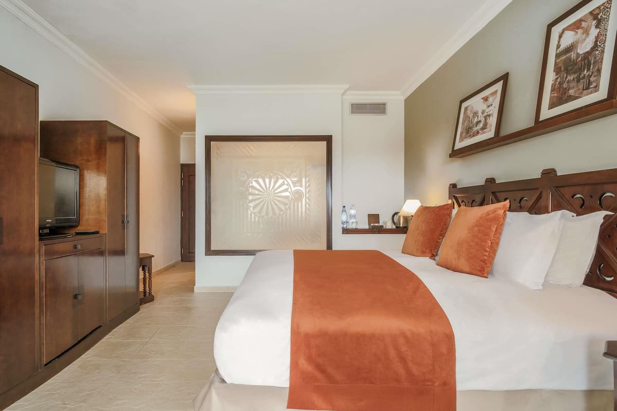 Egyptian cotton sheets, premium bedding, minibar, in-room safe