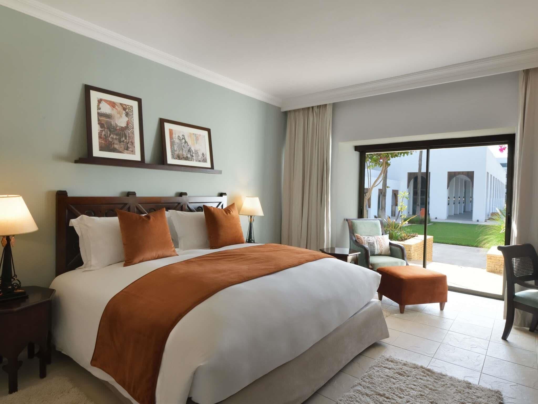 Deluxe kamer, 1 kingsize bed, terras, uitzicht op zwembad | Lakens van Egyptisch katoen, luxe beddengoed, een minibar