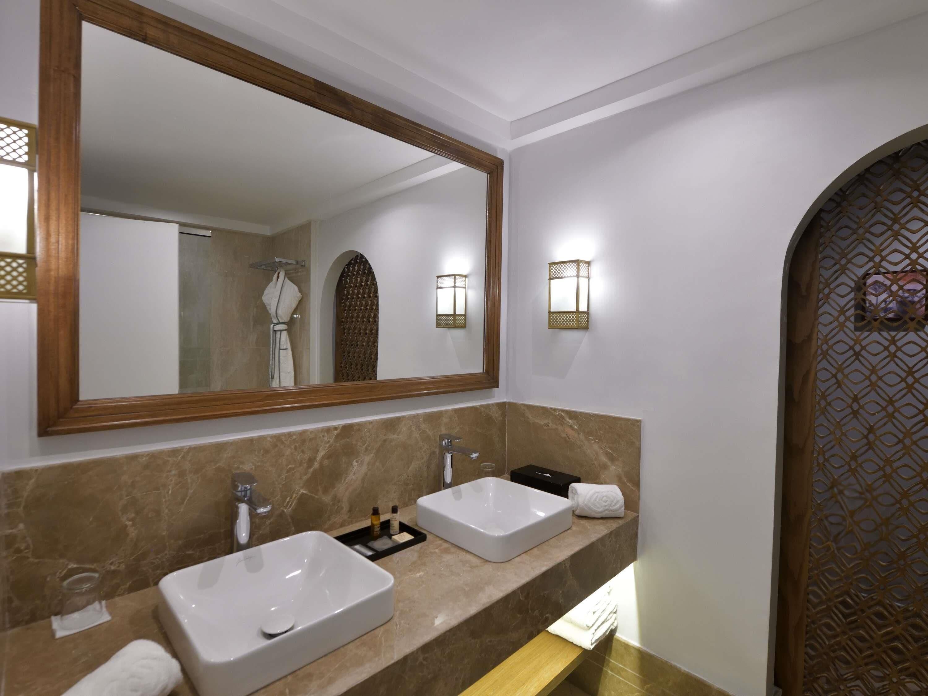 Sábanas de algodón egipcio, ropa de cama de alta calidad y minibar 