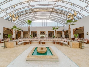 3 bars/lounges, lobby lounge
