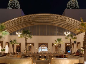 3 bars/lounges, lobby lounge
