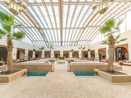 3 bares, salón en el lobby