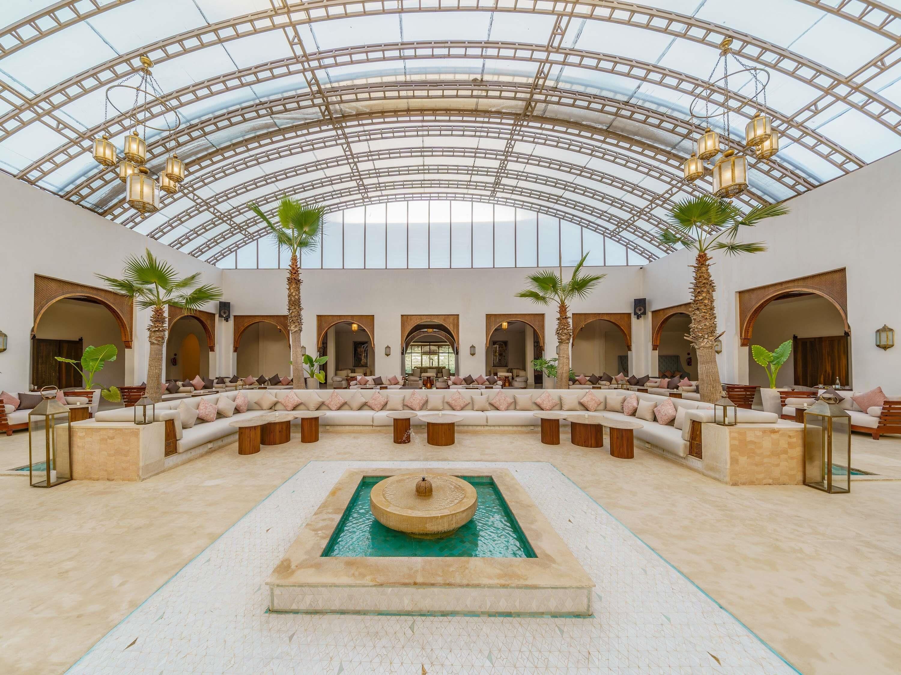 3 bars/lounges, lobby lounge