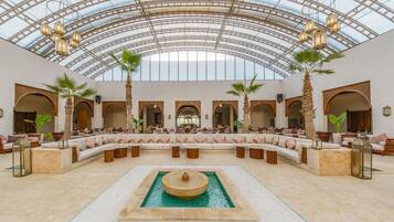 3 bares, salón en el lobby