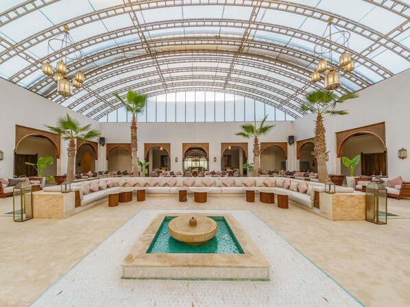 3 bars/lounges, lobby lounge