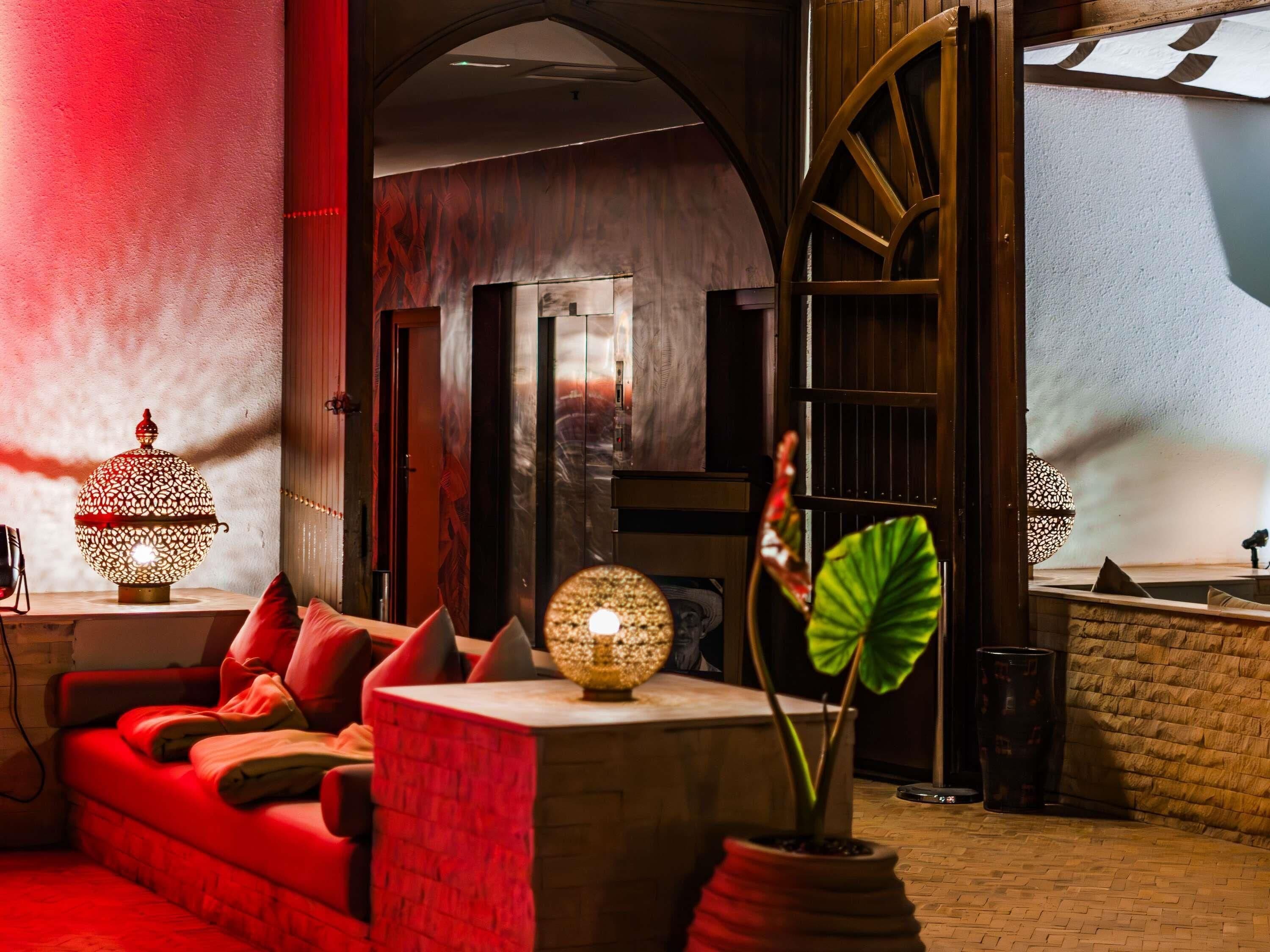 3 bares, salón en el lobby