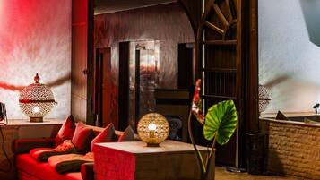 3 bares, salón en el lobby
