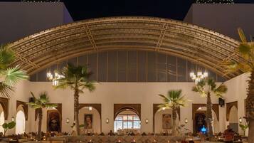 3 bares/lounges, saguão/lounge