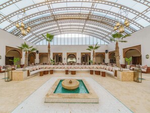 3 bars/lounges, lobby lounge