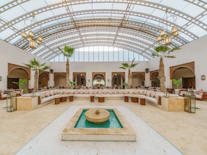 3 Bars/Lounges, Lobby-Lounge