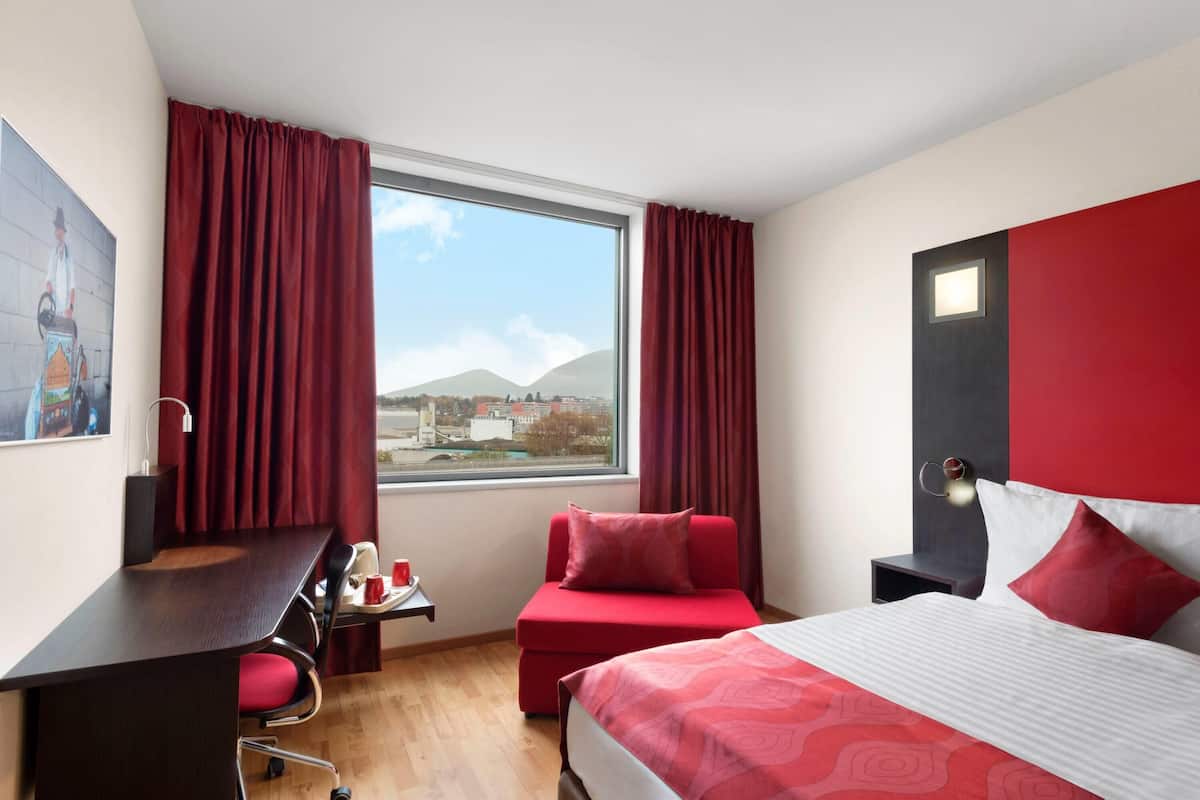 Room, 1 King Bed, Non Smoking | In-room safe, desk, blackout drapes, soundproofing