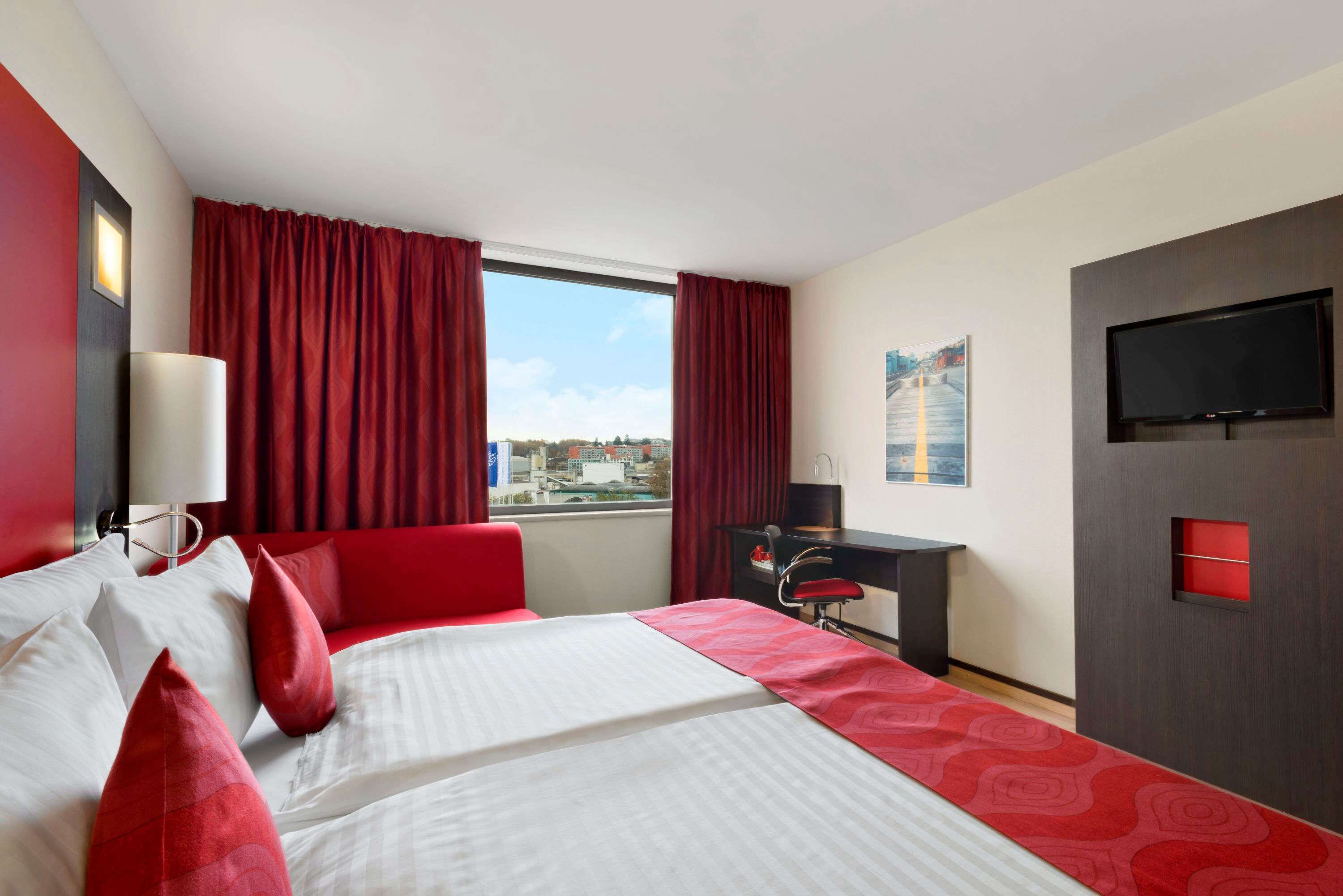 business room, 1 king bed, non smoking | in-room safe, desk, blackout curtains, soundproofing