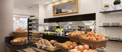 Petit déjeuner buffet servi tous les jours en supplément