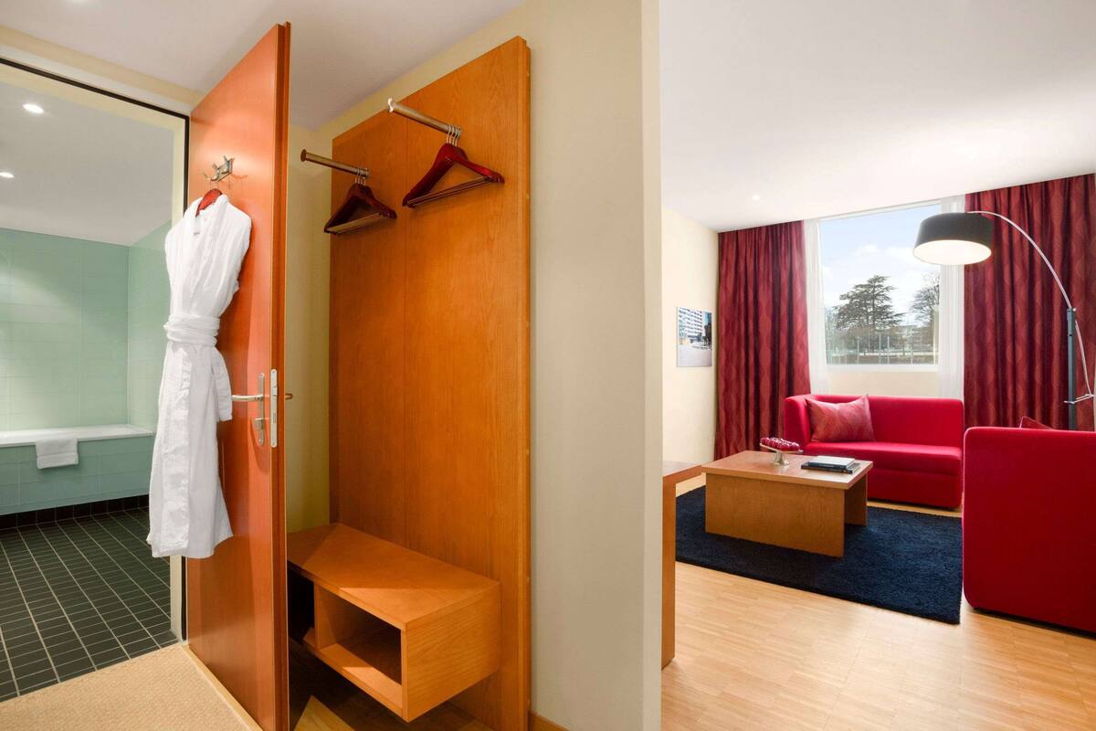 スイート キングベッド 1 台ソファーベッド付き 禁煙 (2 Rooms) | セーフティボックス (室内)、デスク、遮光カーテン、防音設備