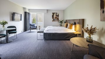 Junior Studio Suite | Premium bedding, desk, blackout drapes, cribs/infant beds