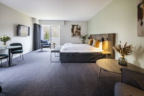 Suite estudio junior | Ropa de cama de alta calidad, escritorio, cortinas opacas