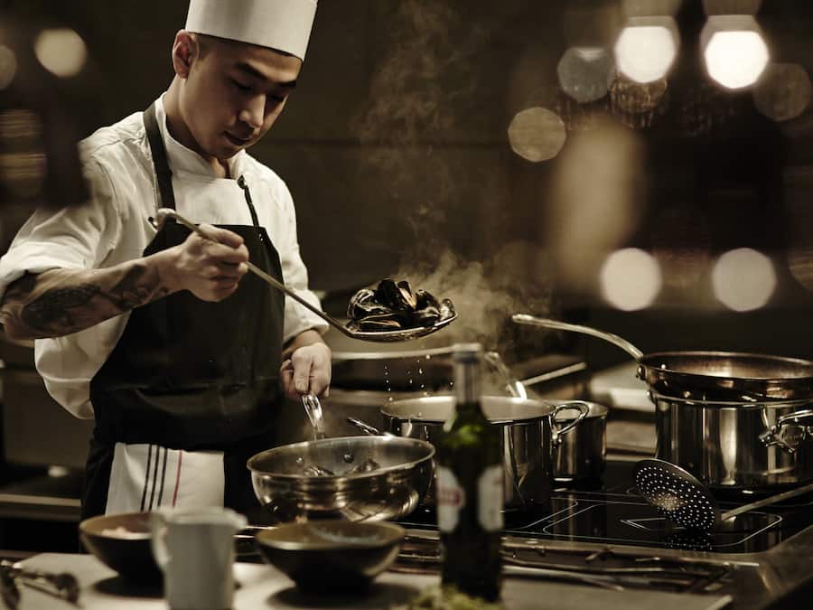 Serveert ontbijt, lunch en diner