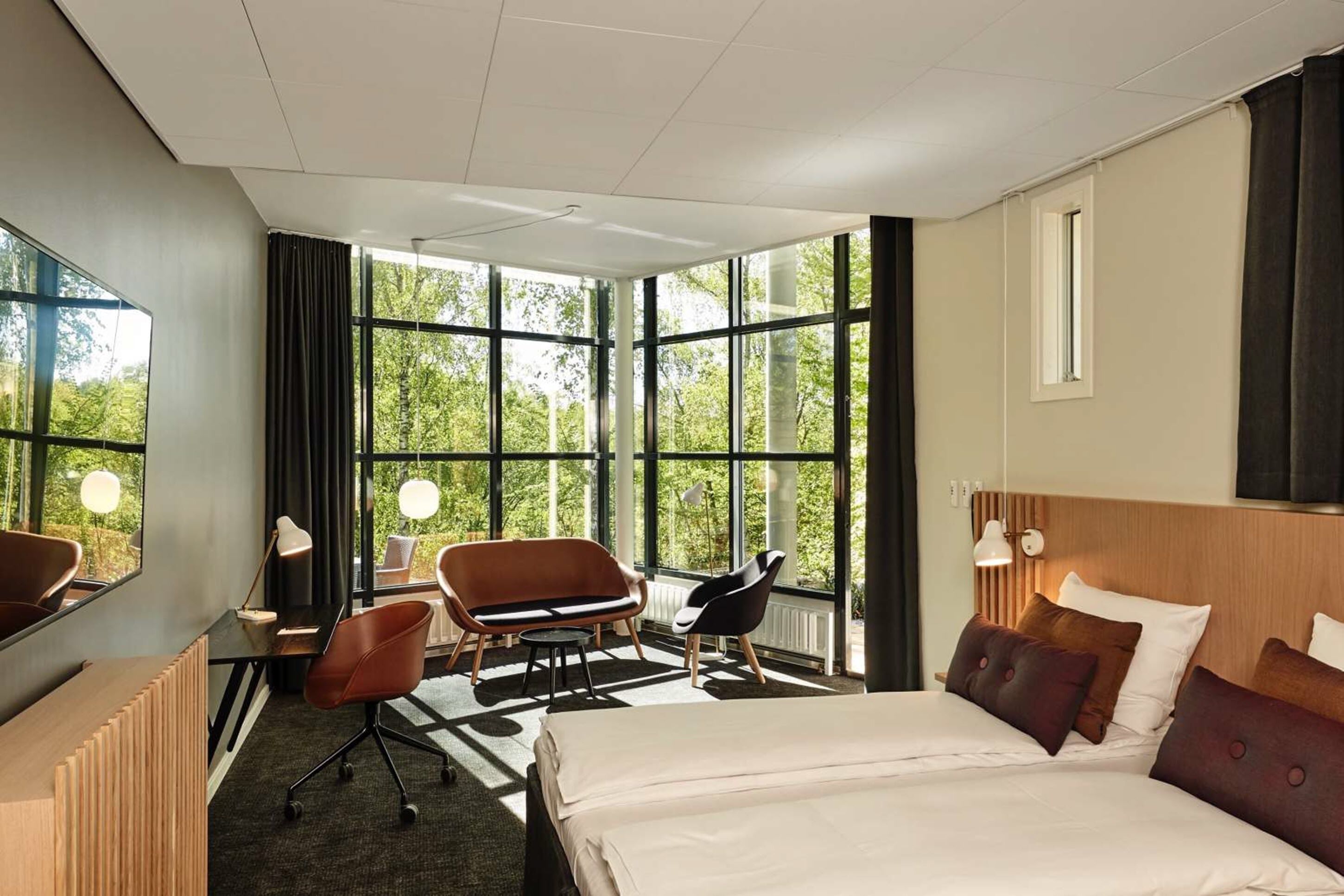 Premium bedding, desk, blackout curtains, cots/infant beds