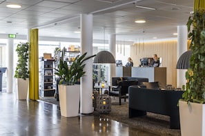 Coin salon dans le hall