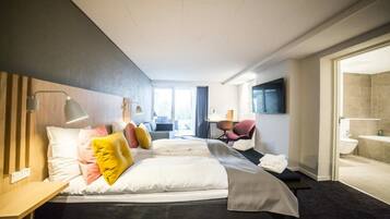 Suite estudio junior | Ropa de cama de alta calidad, escritorio, cortinas blackout y cunas