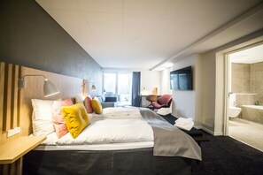 Junior Studio Suite | Premium bedding, desk, blackout drapes, cribs/infant beds