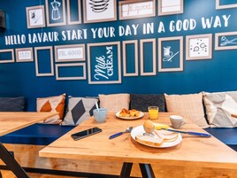 Desayuno buffet diario (EUR 11 por persona)