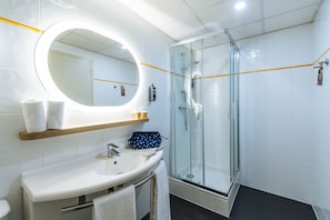 Shower, eco-friendly toiletries, towels
