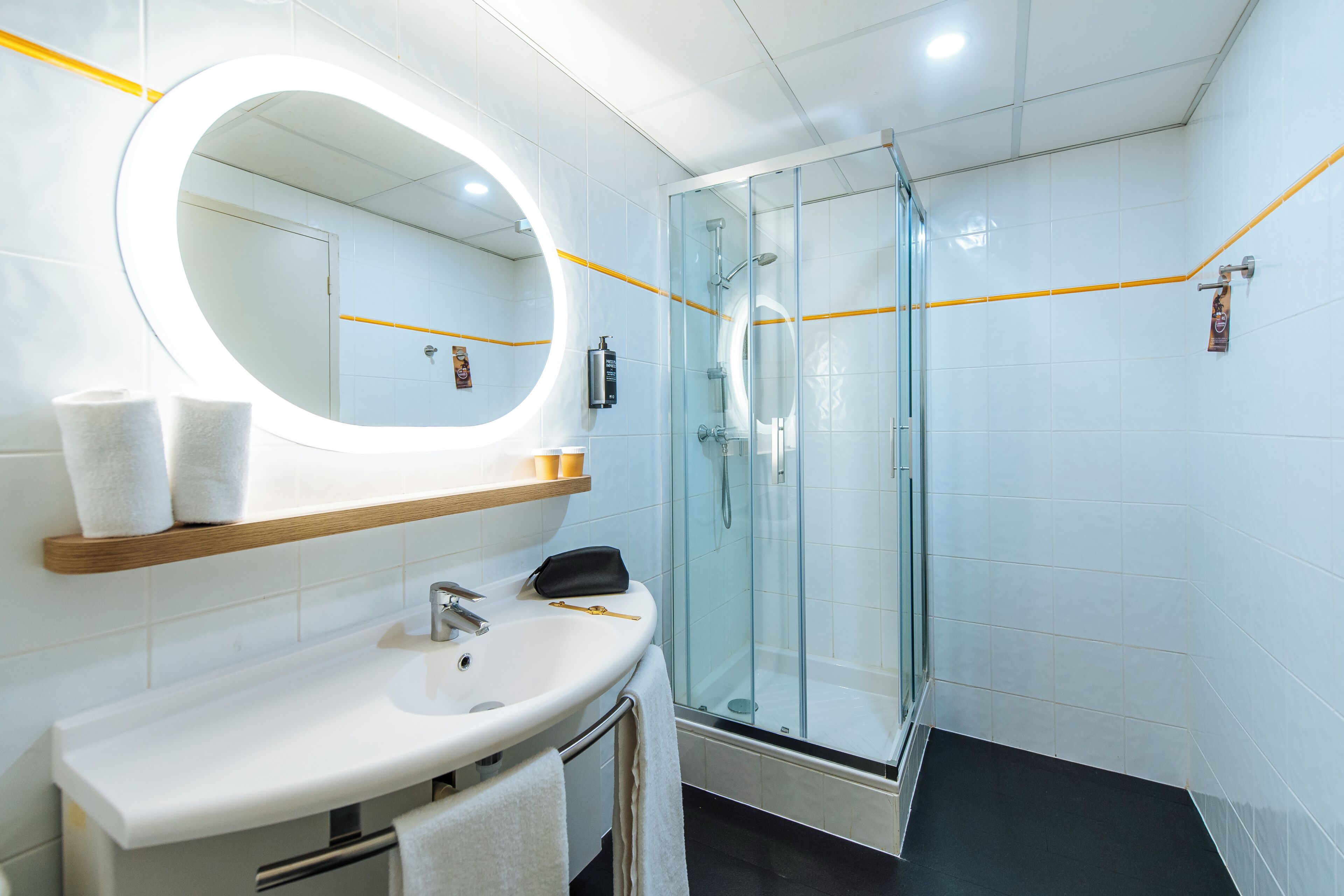 Shower, eco-friendly toiletries, towels