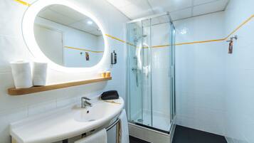 Shower, eco-friendly toiletries, towels
