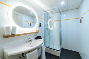 Shower, eco-friendly toiletries, towels - ibis Styles Toulouse Lavaur (Lavaur)