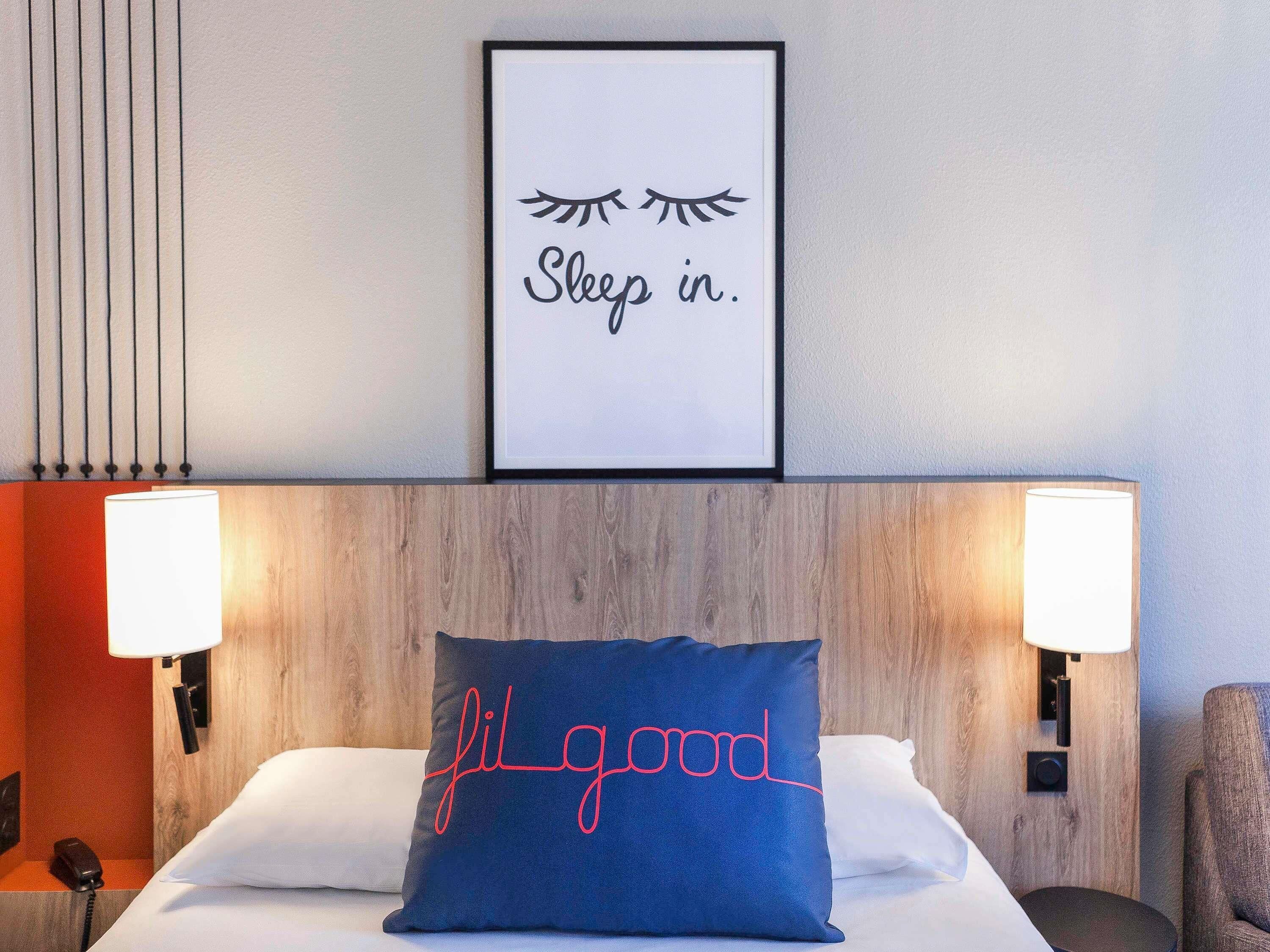 Roupas de cama premium, camas com colchões pillow-top, cortinas blackout