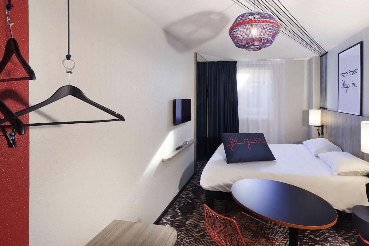 Standard Room, 1 Single Bed | Premium bedding, pillow-top beds, blackout curtains, iron/ironing board