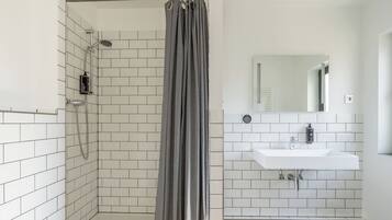 milieuvriendelijk toiletgerief, een haardroger, handdoeken