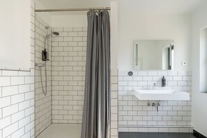 Eco-friendly toiletries, hair dryer, towels - rugs HOTEL Köln (Cologne)