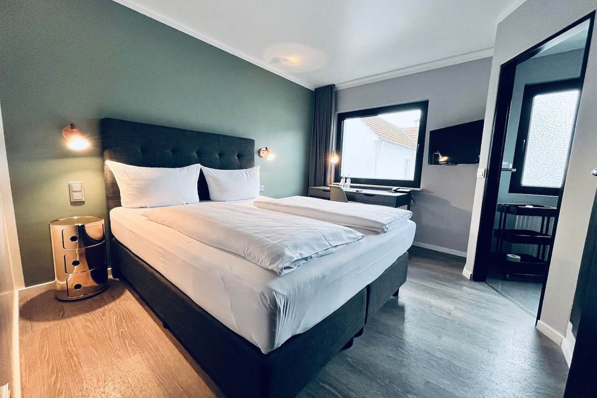 Economy Double Room | Hypo-allergenic bedding, individually decorated, desk, laptop workspace