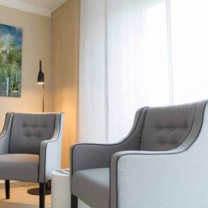 Habitación Deluxe doble, balcón | Servicio de la habitación