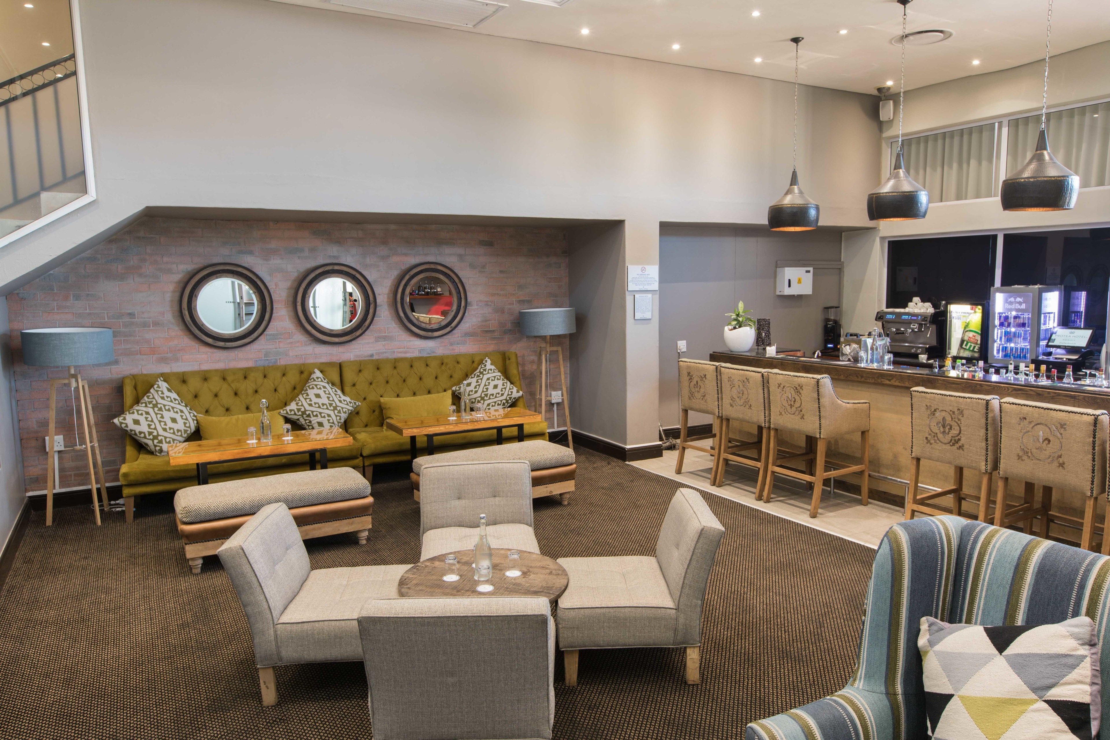 garden views, serves breakfast, lunch and dinner