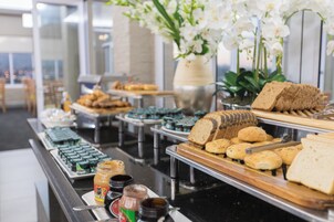 2 restaurants, breakfast served