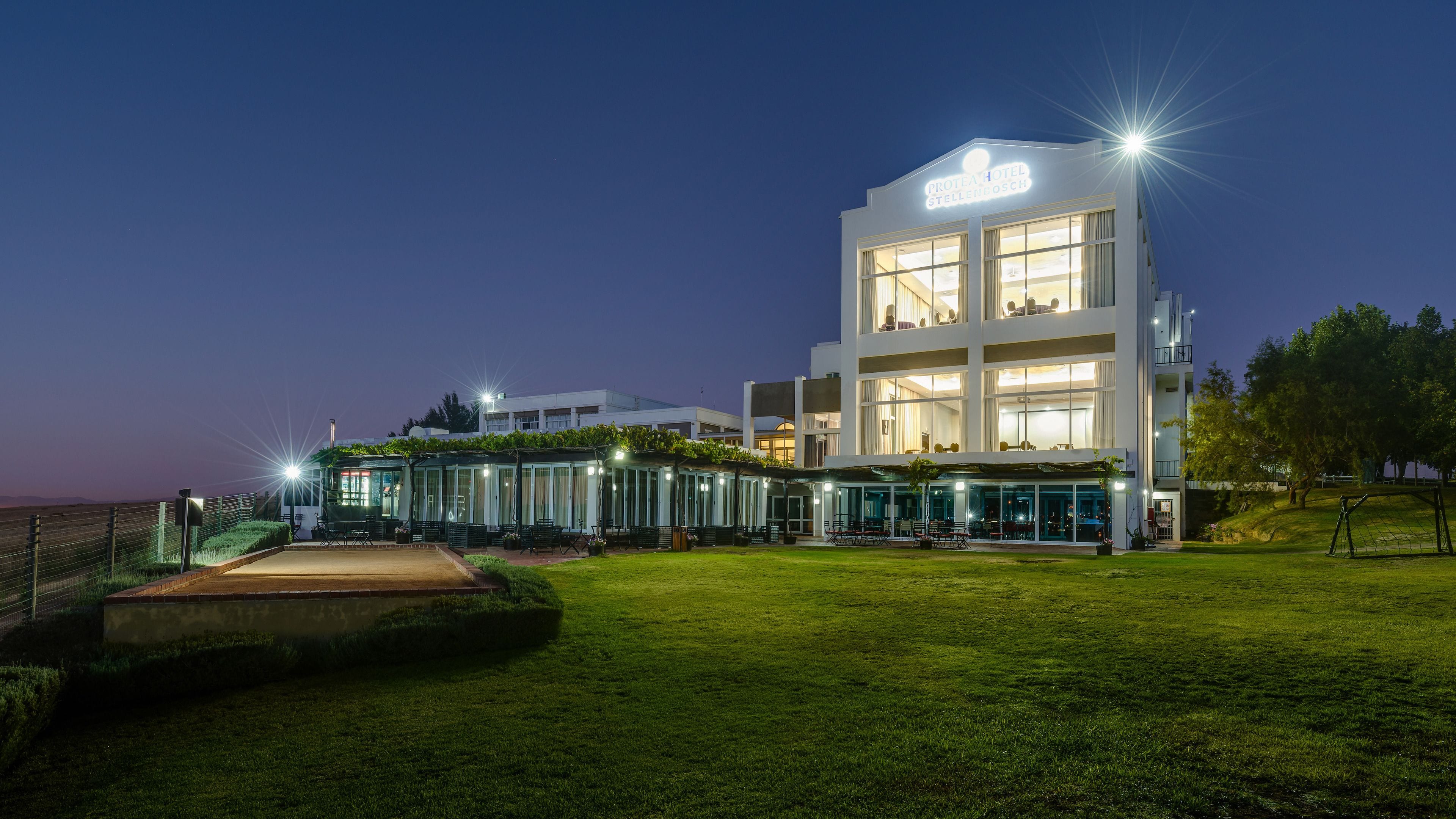 Fachada de la propiedad por la tarde o noche