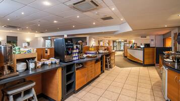 Petit déjeuner buffet servi tous les jours en supplément