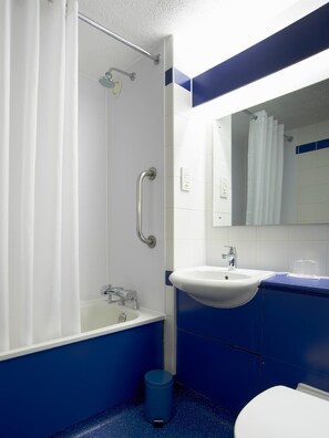 A bathroom with a bathtub, a sink, and a toilet. - Travelodge Slough (Slough)