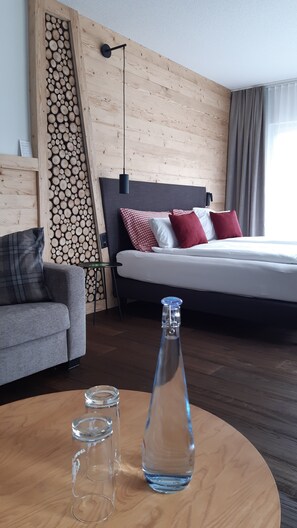 Superior Double Room | Living area | 50-inch flat-screen TV with satellite channels, heated floors - Hotel Steinmattli (Adelboden)