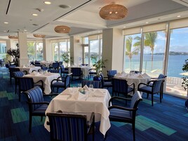 2 restaurantes: opção de café da manhã, almoço e jantar