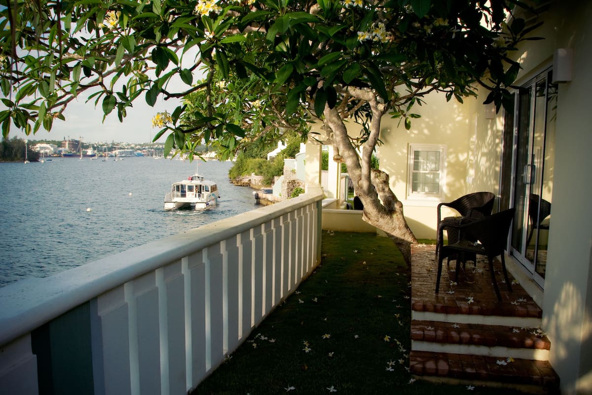 deluxe studio, 1 king bed | balcony