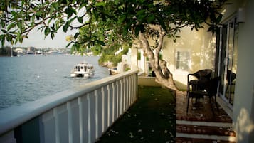 Deluxe Studio, 1 King Bed | Balcony