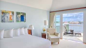 Donsdekens, een kluis op de kamer, een bureau, verduisterende gordijnen